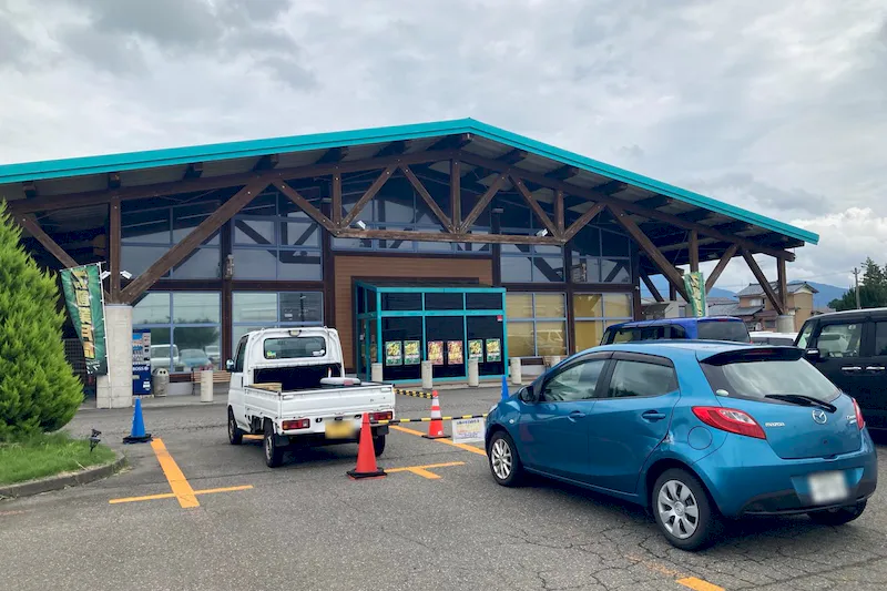 【ダイナム五泉店｜割引キャンペーン実施中】キッチンカーや各種プロモーションイベントでの出店に最適なアミューズメント施設のイベントスペース（出入口前）