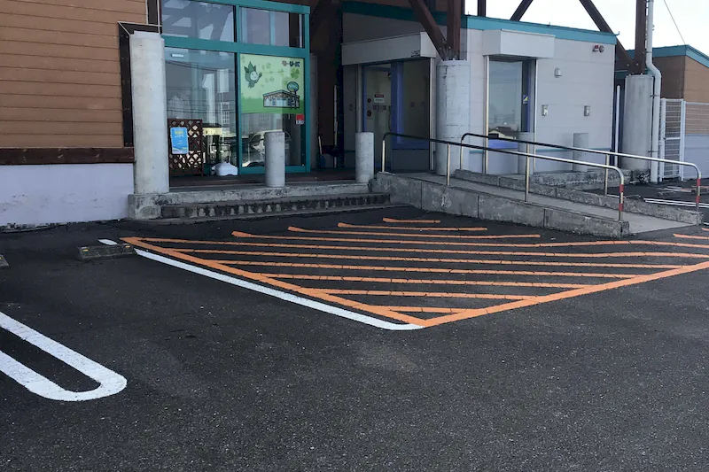 【ダイナム佐賀川副店ゆったり館｜割引キャンペーン実施中】キッチンカー出店やプロモーションイベントに最適なアミューズメント施設のイベントスペース（めん六前）