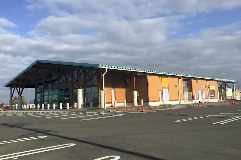 【ダイナム佐賀川副店ゆったり館｜割引キャンペーン実施中】キッチンカー出店やプロモーションイベントに最適なアミューズメント施設のイベントスペース（めん六前）