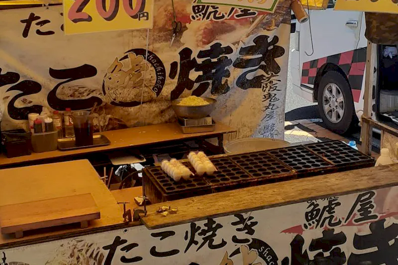 【ダイナム佐賀川副店ゆったり館｜割引キャンペーン実施中】キッチンカー出店やプロモーションイベントに最適なアミューズメント施設のイベントスペース（めん六前）