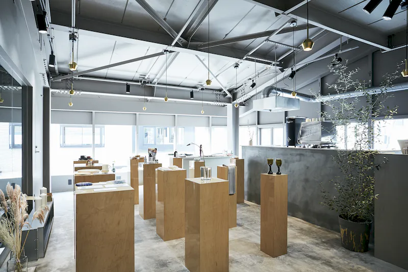 【自由が丘駅1分】POPUPや展示会・撮影に適した人気建築家がデザインした無機質カフェ＆美容室内の店内イベントスペース