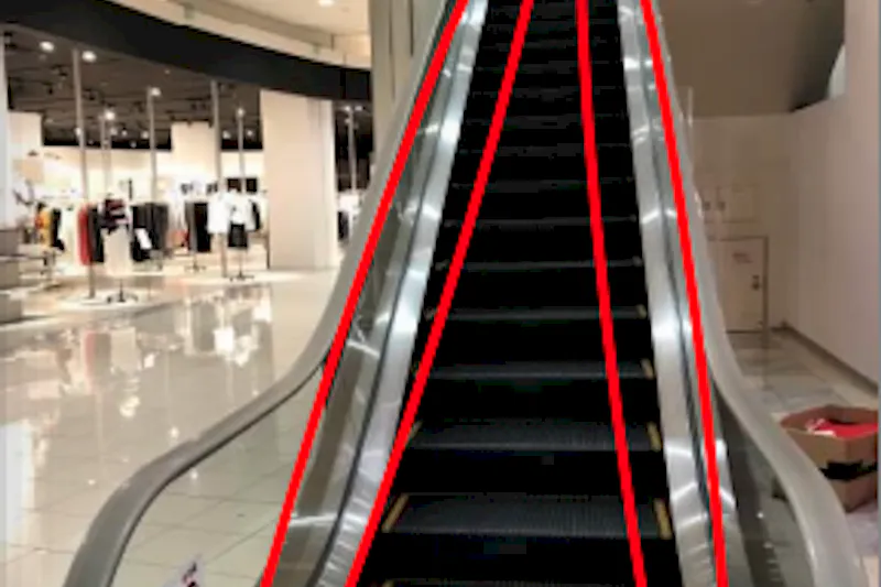 【イオンモール高崎】モール内広告 エスカレーター 1F