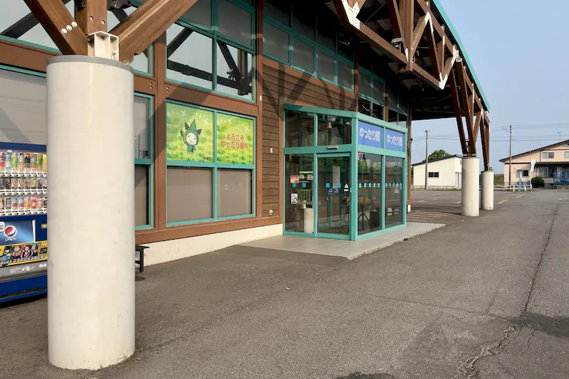 【ダイナム砂川店ゆったり館｜割引キャンペーン実施中】キッチンカーやプロモーションに最適なアミューズメント施設のイベントスペース(出入り口横）