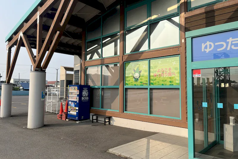 【ダイナム砂川店ゆったり館｜割引キャンペーン実施中】キッチンカーやプロモーションに最適なアミューズメント施設のイベントスペース(出入り口横）