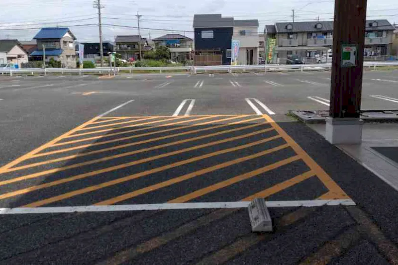 【ダイナム愛知小坂井店ゆったり館｜割引キャンペーン実施中】キッチンカー出店やプロモーションイベントに最適なアミューズメント施設のイベントスペース（面出入口前）