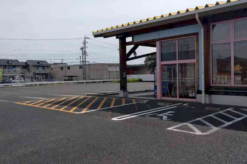 【ダイナム愛知小坂井店ゆったり館｜割引キャンペーン実施中】キッチンカー出店やプロモーションイベントに最適なアミューズメント施設のイベントスペース（面出入口前）