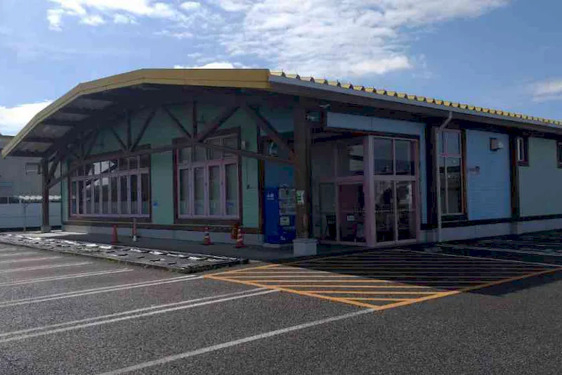 【ダイナム愛知小坂井店ゆったり館｜割引キャンペーン実施中】キッチンカー出店やプロモーションイベントに最適なアミューズメント施設のイベントスペース（面出入口前）