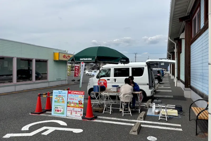 【ダイナム愛知小坂井店ゆったり館｜割引キャンペーン実施中】キッチンカー出店やプロモーションイベントに最適なアミューズメント施設のイベントスペース（面出入口前）