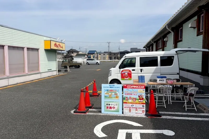 【ダイナム愛知小坂井店ゆったり館｜割引キャンペーン実施中】キッチンカー出店やプロモーションイベントに最適なアミューズメント施設のイベントスペース（面出入口前）