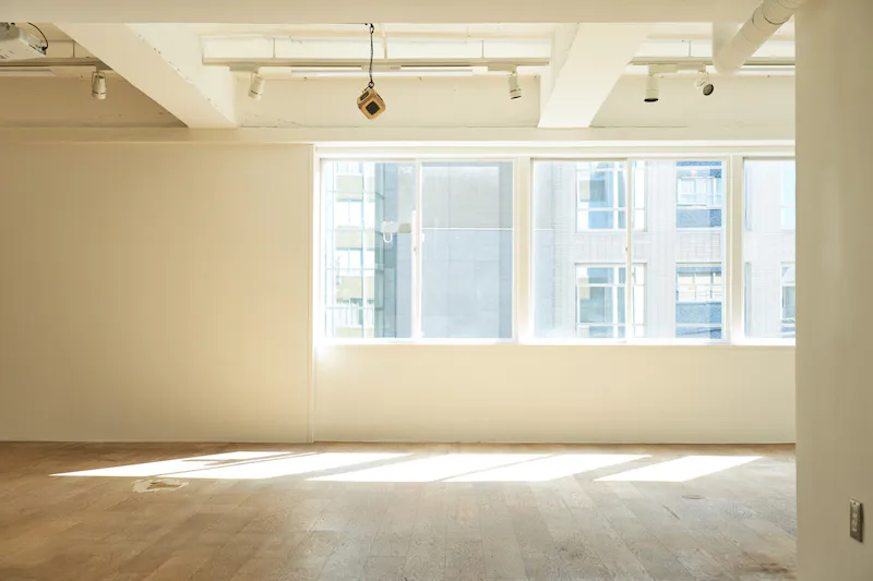 【1周年記念：ハンガーラック16台貸し出し無料】ギャラリーやアパレル展示会に適した白壁、フローリング53㎡のスペース（3F）