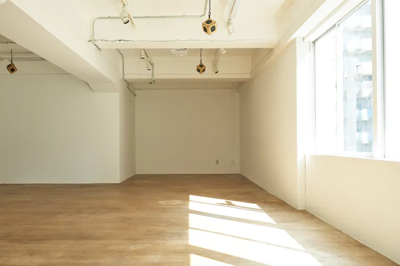 【1周年記念：ハンガーラック16台貸し出し無料】ギャラリーやアパレル展示会に適した白壁、フローリング53㎡のスペース（3F）