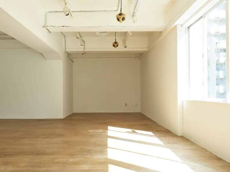 【1周年記念：ハンガーラック16台貸し出し無料】ギャラリーやアパレル展示会に適した白壁、フローリング53㎡のスペース（3F）の画像3