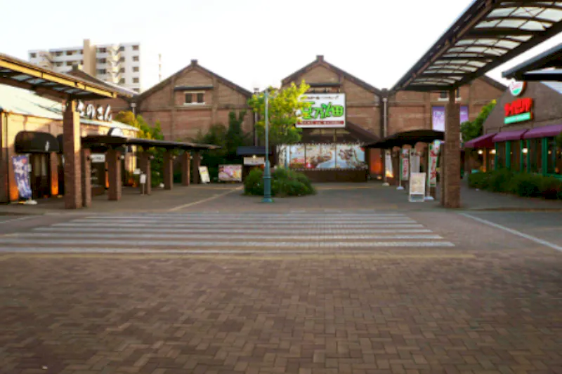 【イオンモール四日市北*】館外レンガ棟前