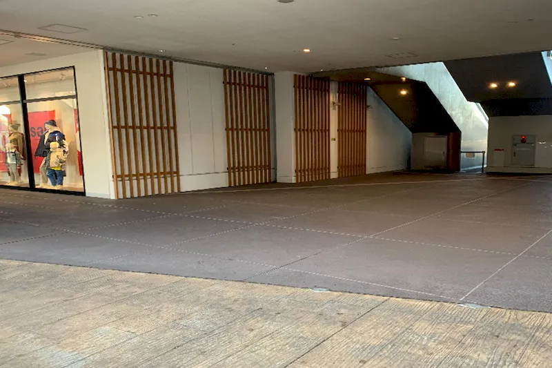 【三井アウトレットパーク 仙台港】1階 メインエントランス（GAP横）