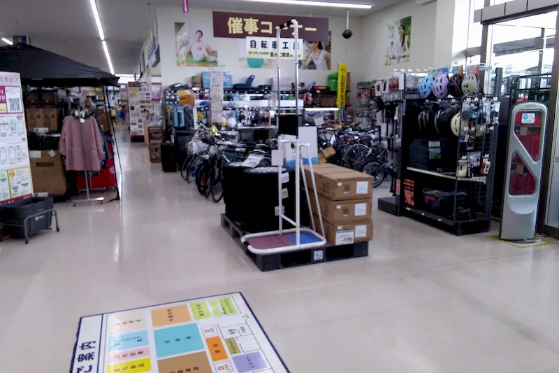 【サンデー秋田自衛隊通店】店内入口付近　食物販やプロモーション等の出店に最適なホームセンター店内のイベントスペース