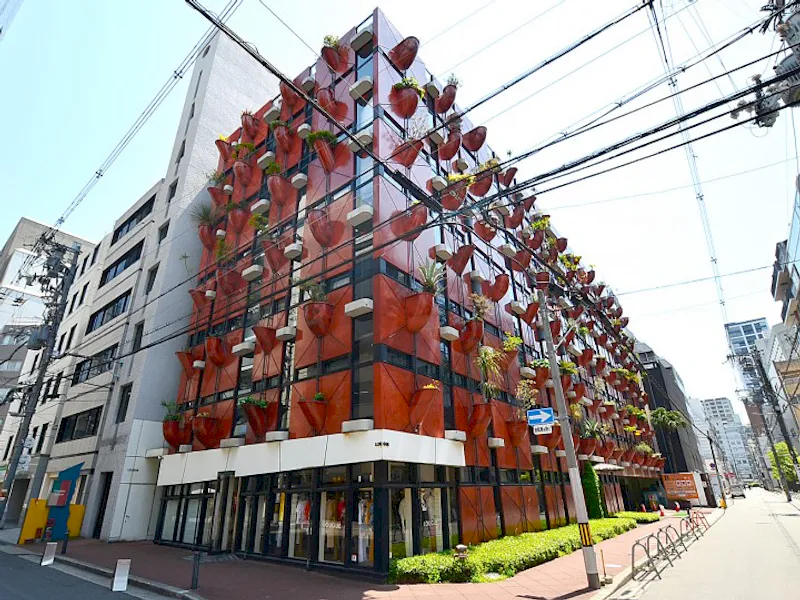 スペースのある建物のお写真です