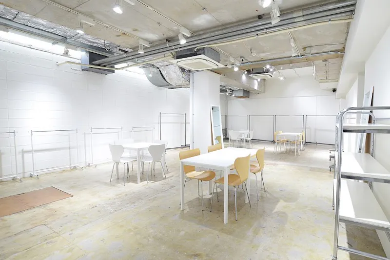 【心斎橋駅4分】充実した機能とシンプルさを兼ね備えたスペースです。 商談テーブルはもちろん、ストックスペースや控室、フィッティングルームも完備。