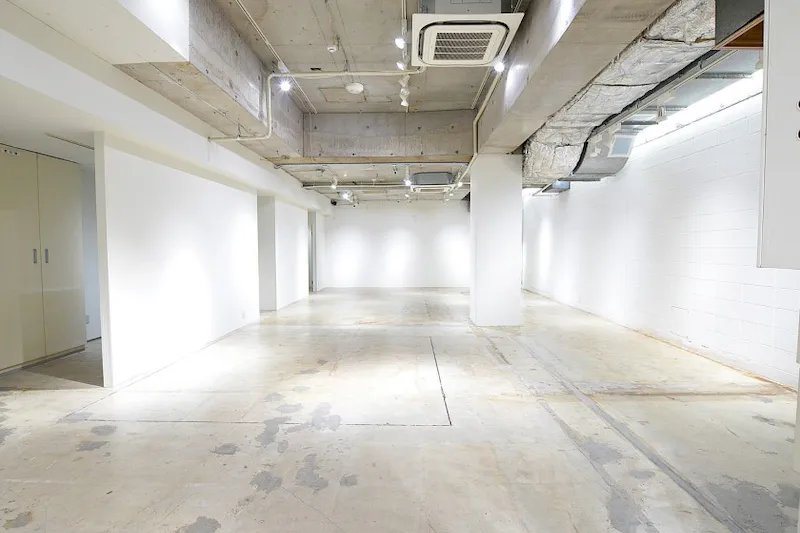 【心斎橋駅4分】充実した機能とシンプルさを兼ね備えたスペースです。 商談テーブルはもちろん、ストックスペースや控室、フィッティングルームも完備。
