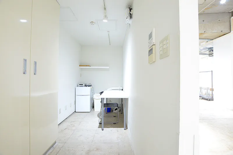 【心斎橋駅4分】充実した機能とシンプルさを兼ね備えたスペースです。 商談テーブルはもちろん、ストックスペースや控室、フィッティングルームも完備。