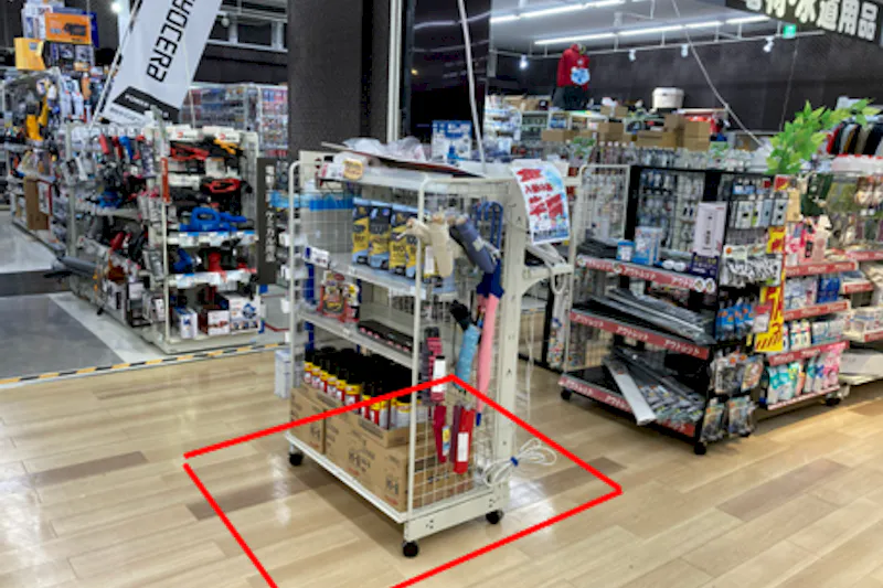 【ダイシン矢本店】店内奥主通路　プロモーションや物販に最適なホームセンター内階段前の催事イベントスペース