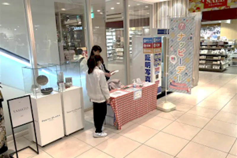 【東急プラザ戸塚】「②1F 下りエスカレーター横」ポップアップ、作品展示に適したコンパクトなイベントスペース