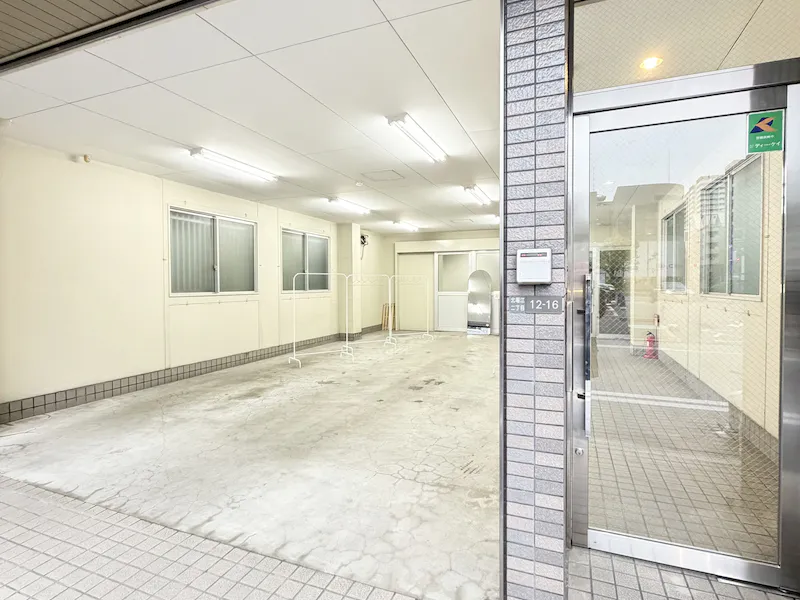シャッターを閉める場合はこちらの扉から自由に出入りできます。