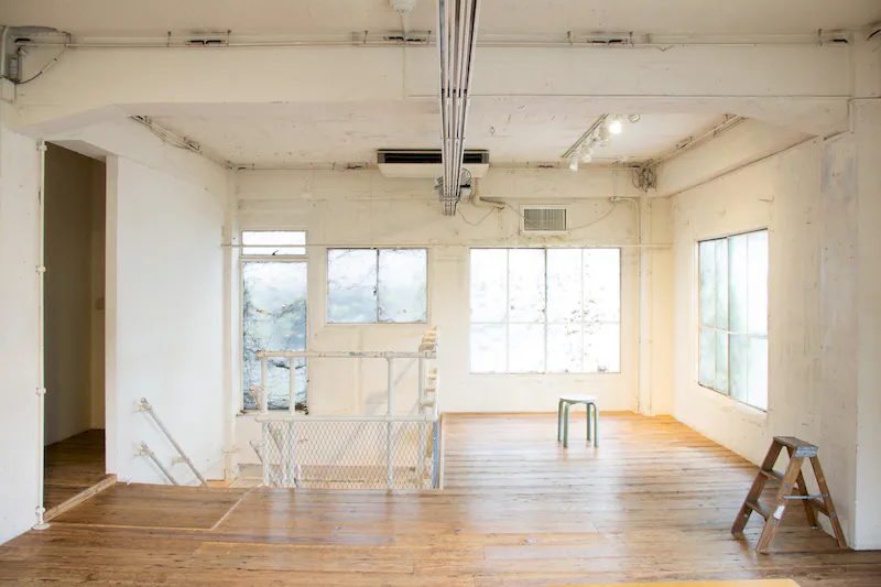 【LIGHT BOX STUDIO 1F+2F｜表参道駅5分】アイビーに包まれた青山骨董通り近くの一棟貸しイベントスペース