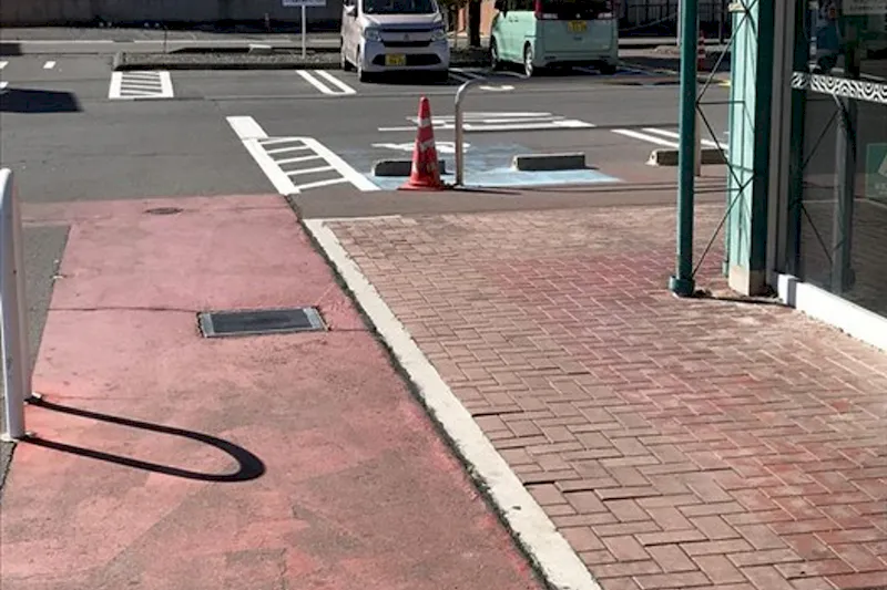 【西友　上田東店】外区画 入口付近 (軒下・屋根なし)　キッチンカーや移動販売など、物販・食物販のポップアップストアに最適なスーパー店外催事イベントスペース