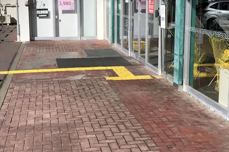 【西友　上田東店】外区画 入口付近 (軒下・屋根なし)　キッチンカーや移動販売など、物販・食物販のポップアップストアに最適なスーパー店外催事イベントスペース