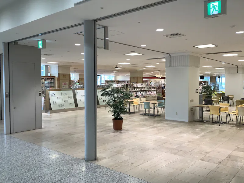 付近には本屋さん、100円ショップ、休憩スペースがあり、利用者でにぎわう場所です。また当ビル1階のコンビニに向かう方の通り道にもなっています。