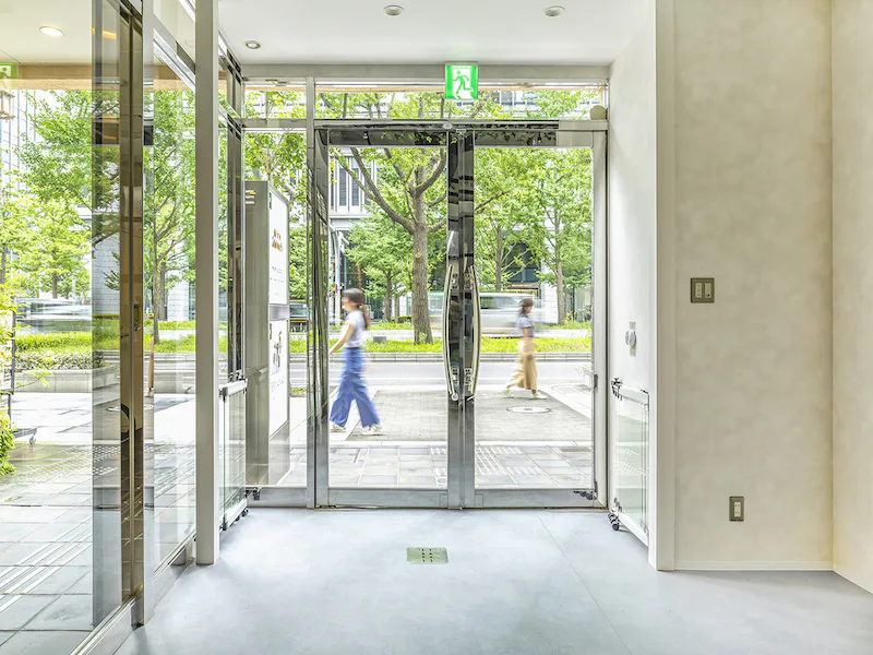 御堂筋に面した路面店です
