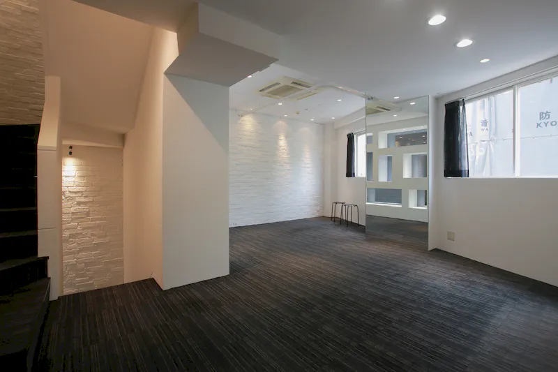 【明治神宮前〈原宿〉駅5分】展示什器貸出無料で展示会・ポップアップストアに最適！視認性抜群な明治通り沿いにある路面レンタルスペース