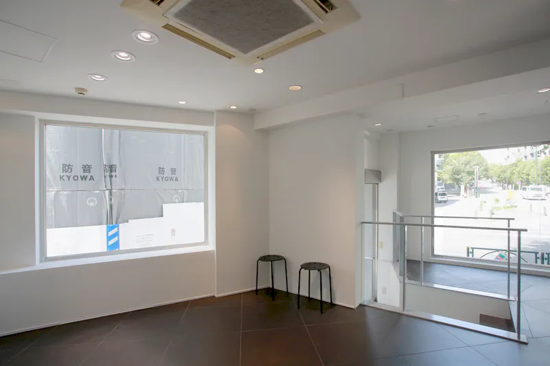 【明治神宮前〈原宿〉駅5分】展示什器貸出無料で展示会・ポップアップストアに最適！視認性抜群な明治通り沿いにある路面レンタルスペース