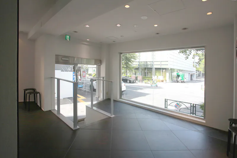 【明治神宮前〈原宿〉駅5分】展示什器貸出無料で展示会・ポップアップストアに最適！視認性抜群な明治通り沿いにある路面レンタルスペース