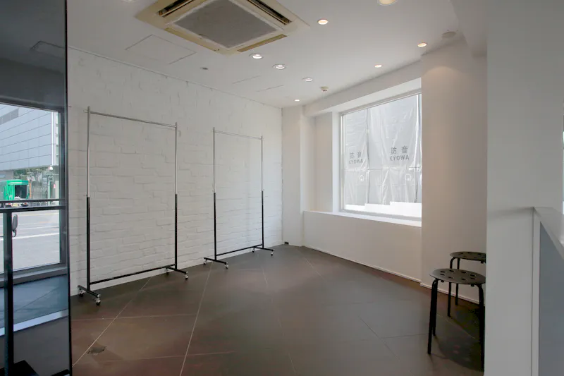 【明治神宮前〈原宿〉駅5分】展示什器貸出無料で展示会・ポップアップストアに最適！視認性抜群な明治通り沿いにある路面レンタルスペース