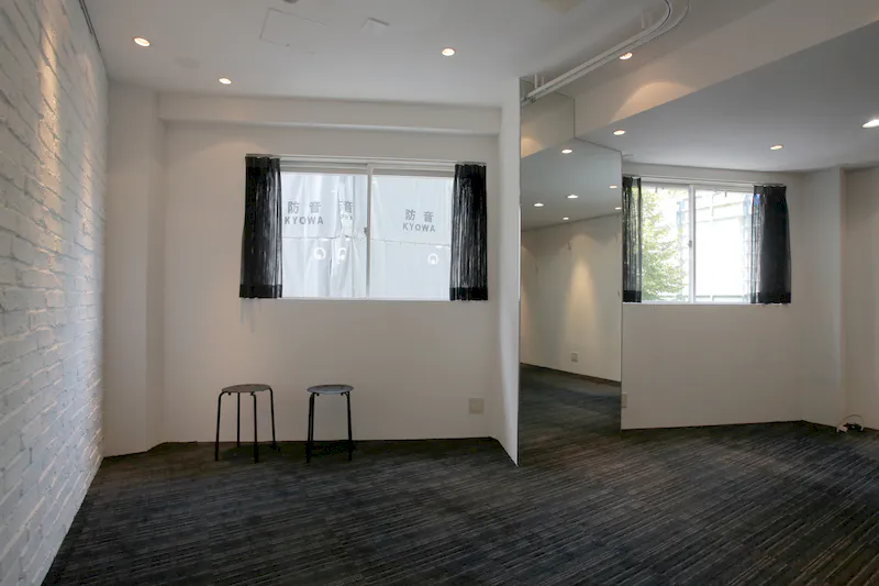 【明治神宮前〈原宿〉駅5分】展示什器貸出無料で展示会・ポップアップストアに最適！視認性抜群な明治通り沿いにある路面レンタルスペース
