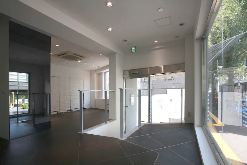 【明治神宮前〈原宿〉駅5分】展示什器貸出無料で展示会・ポップアップストアに最適！視認性抜群な明治通り沿いにある路面レンタルスペース