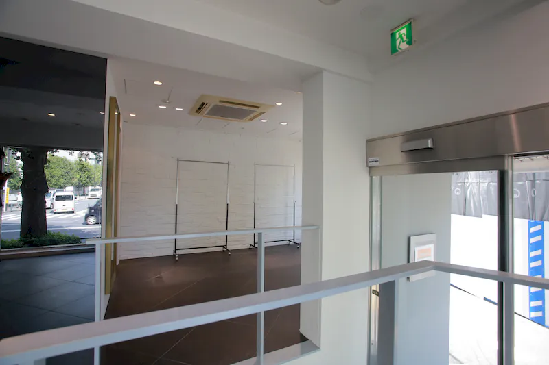 【明治神宮前〈原宿〉駅5分】展示什器貸出無料で展示会・ポップアップストアに最適！視認性抜群な明治通り沿いにある路面レンタルスペース