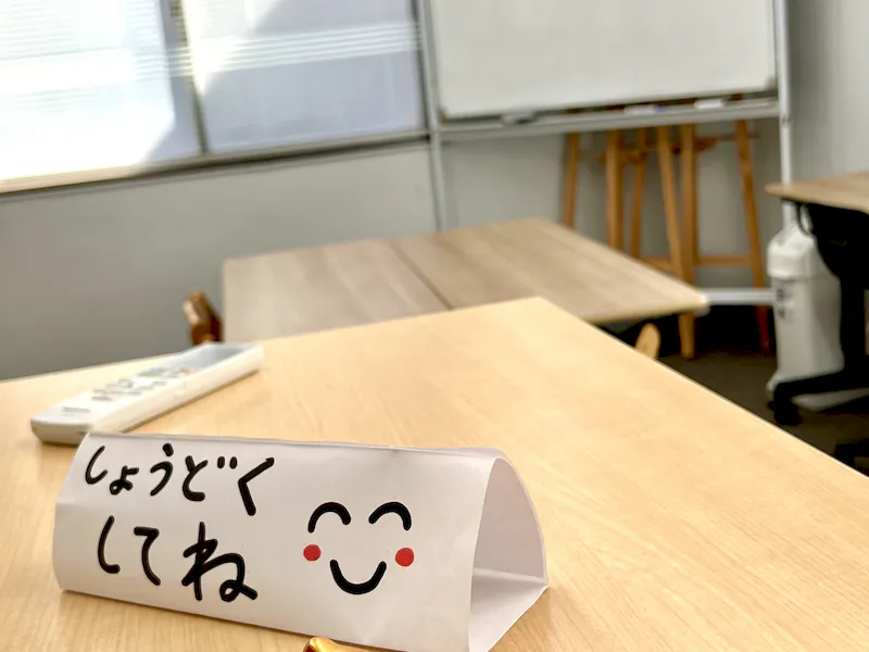 【大久保駅1分】オフサイトミーティングやワークショップに適した机や椅子が常備されている駅近スペースの画像3