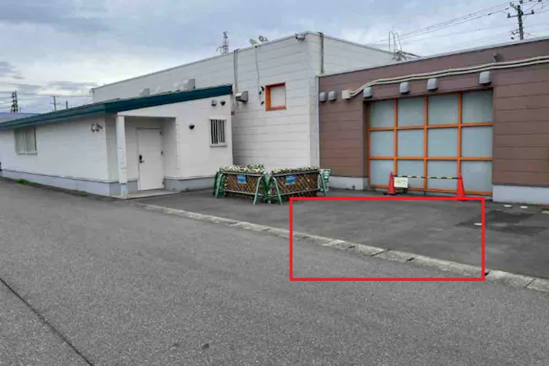 【ダイナム柏崎店｜割引キャンペーン実施中】キッチンカーや各種プロモーションイベントでの出店に最適なアミューズメント施設の店舗出入口前イベントスペース
