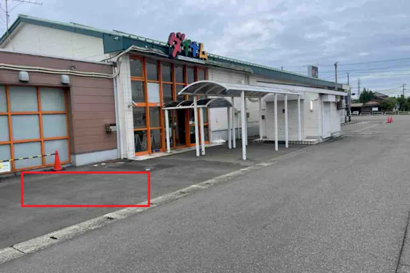 【ダイナム柏崎店｜割引キャンペーン実施中】キッチンカーや各種プロモーションイベントでの出店に最適なアミューズメント施設の店舗出入口前イベントスペース