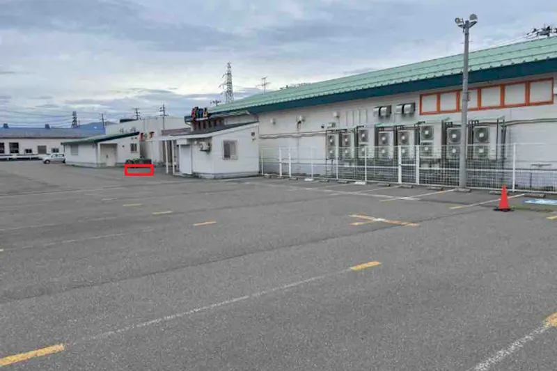 【ダイナム柏崎店｜割引キャンペーン実施中】キッチンカーや各種プロモーションイベントでの出店に最適なアミューズメント施設の店舗出入口前イベントスペース