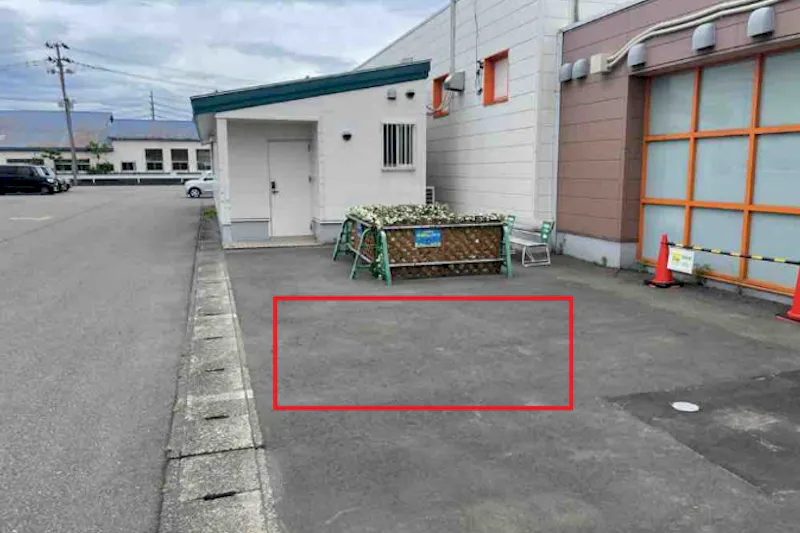 【ダイナム柏崎店｜割引キャンペーン実施中】キッチンカーや各種プロモーションイベントでの出店に最適なアミューズメント施設の店舗出入口前イベントスペース