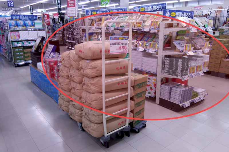 【サンデー秋田御野場店】レジ横　食物販やプロモーション等の出店に最適なホームセンター店内のイベントスペース