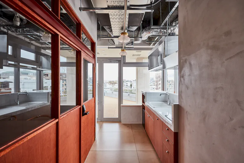 【下北沢駅直結】（tefu）lounge｜撮影やワークショップに最適な夕焼けビューの屋外テラスを併設したキッチン付きイベントスペース