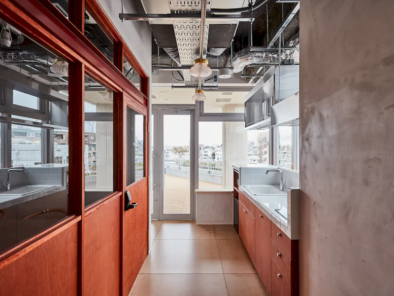 【下北沢駅直結】（tefu）lounge｜撮影やワークショップに最適な夕焼けビューの屋外テラスを併設したキッチン付きイベントスペースの画像4