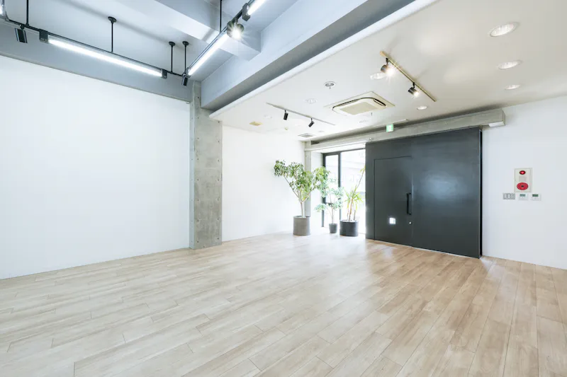 【渋谷神南エリア】白壁×コンクリート造りのスタイリッシュでモダンな空間 / 自然光も入る静かなスペース