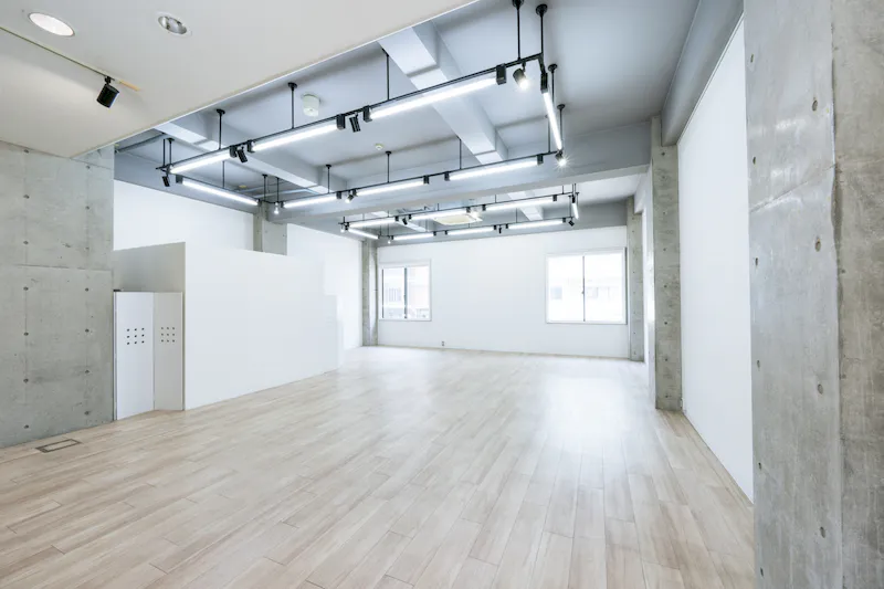 【渋谷神南エリア】白壁×コンクリート造りのスタイリッシュでモダンな空間 / 自然光も入る静かなスペース