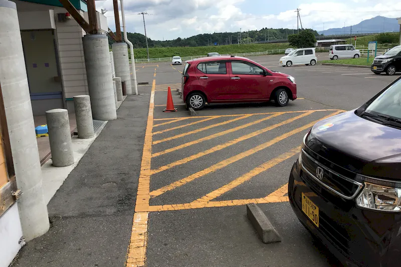 【ダイナム福島須賀川店｜割引キャンペーン実施中】キッチンカーやプロモーションイベントの開催に最適なアミューズメント施設のイベントスペース（出入口前）