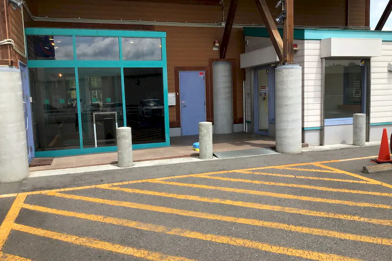 【ダイナム福島須賀川店｜割引キャンペーン実施中】キッチンカーやプロモーションイベントの開催に最適なアミューズメント施設のイベントスペース（出入口前）